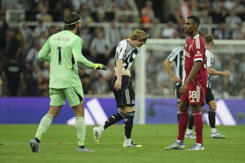 Newcastle vs Liverpool Diwarnai Tekel Horor Gordon Pada Van Dijk: Serious Foul Play Berujung Kartu Merah
